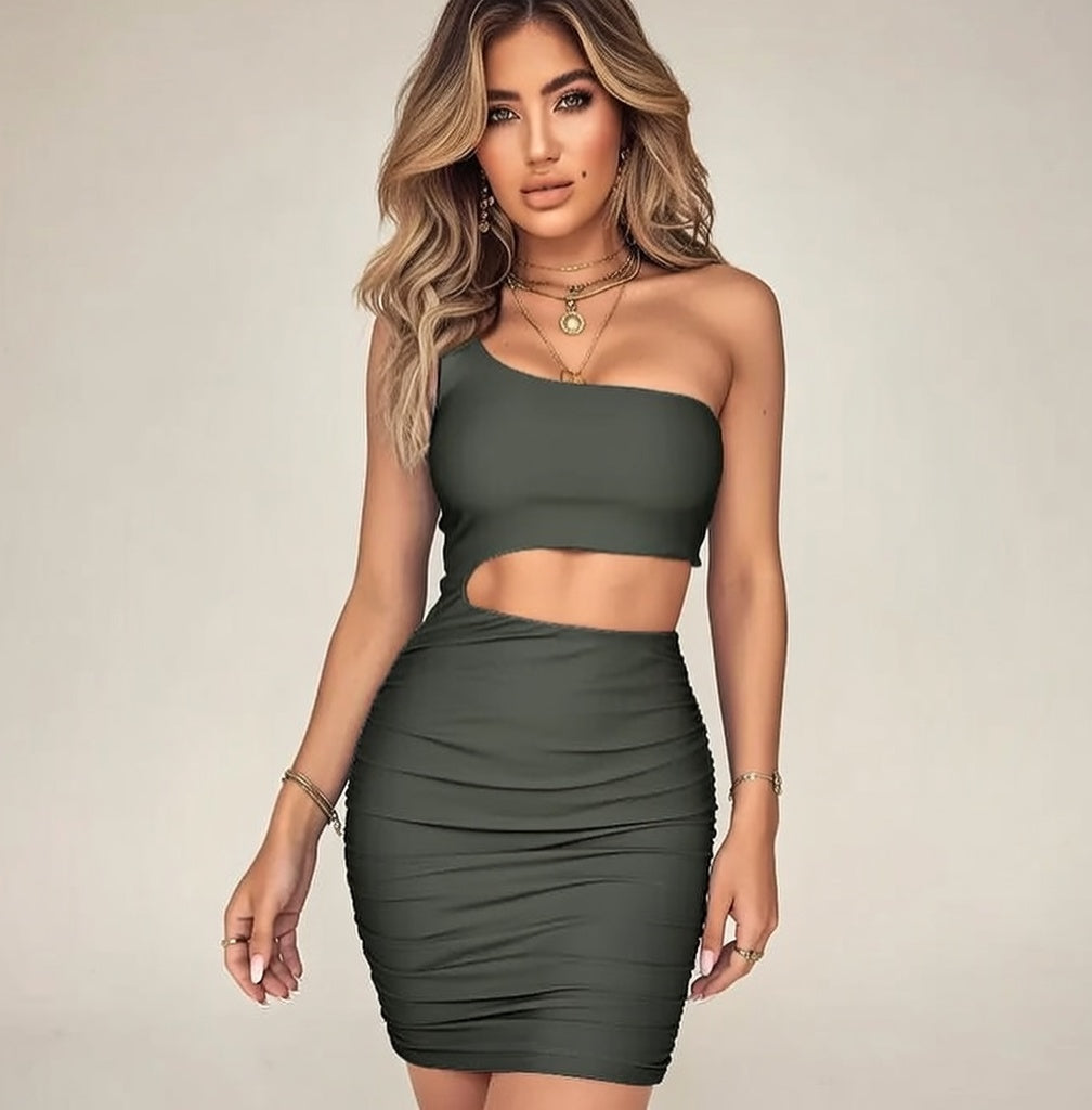 Vestido Curto Um Ombro Só com Design Moderno e Recortes Elegantes